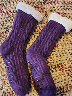 Amazon Essentials Purple Cable Knit Sherpa-Lined Gripper Socks